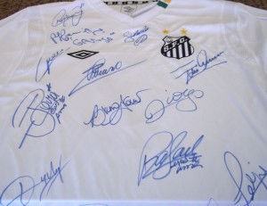 A camisa doada por Edu Dracena com 16 autógrafos de jogadores do Santos FC