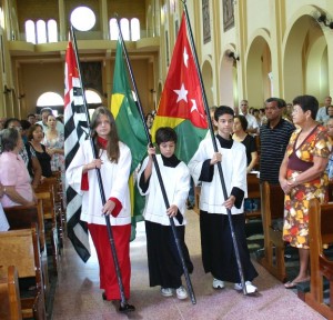 Entrada das bandeiras na missa