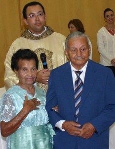 Padre Éverton em companhia do casal Oscarlina e Manoel