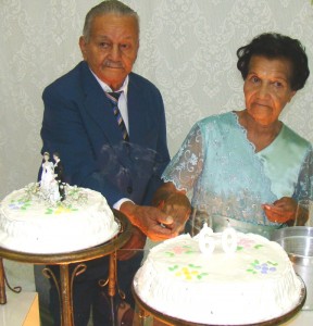 O casal Manoel e Oscarlina cortando o bolo de 60 anos de casados