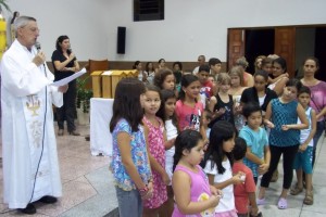 Consagração dos  jovens e crianças durante a Semana Vocacional 2012