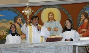 Pe. Zé Ribeiro celebra missa de encerramento do Cerco de Jericó em maio 2012