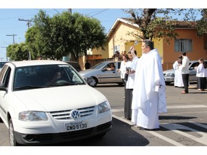 Benção dos veículos, motoristas e chaves de carros e motos na celebração de São Cristovão 